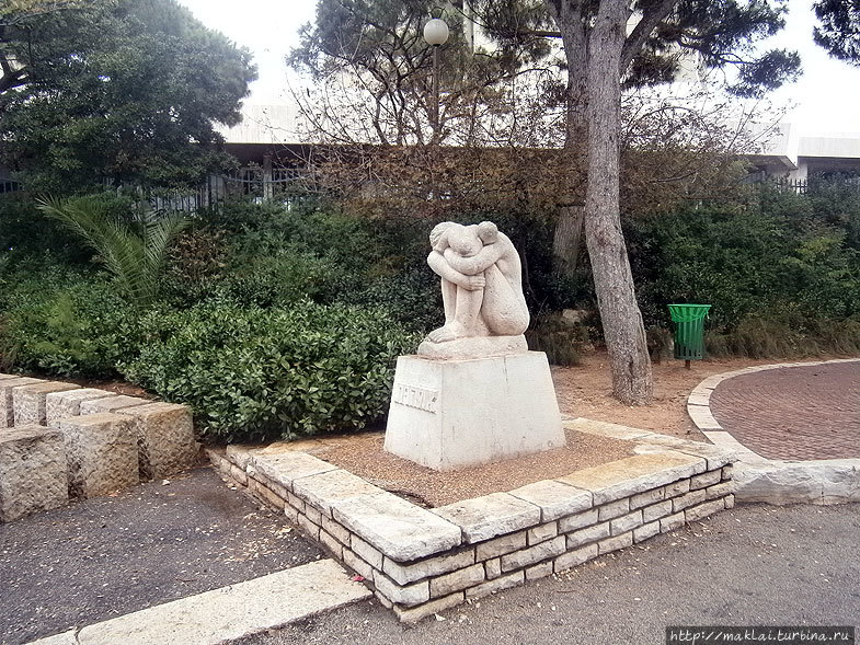 Печальный образ в Парке Матери. Хайфа, Израиль