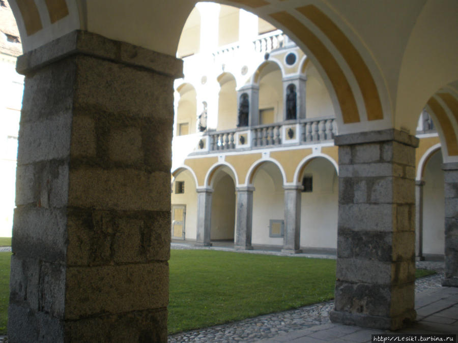 Внутренний дворик Епископского дворца Брессаноне, Италия