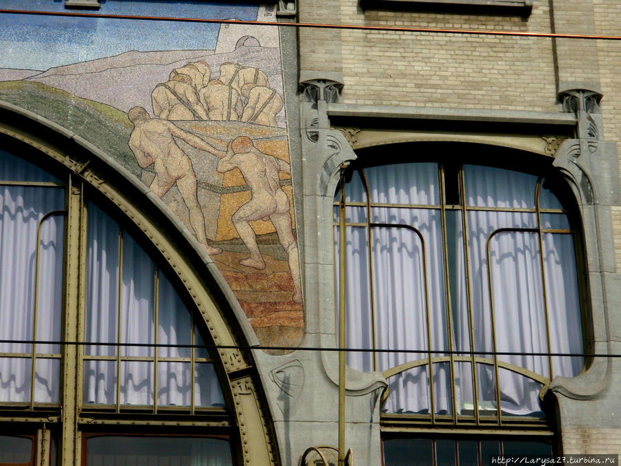 Либеральный Народный дом. Изумительной формы окна Антверпен, Бельгия