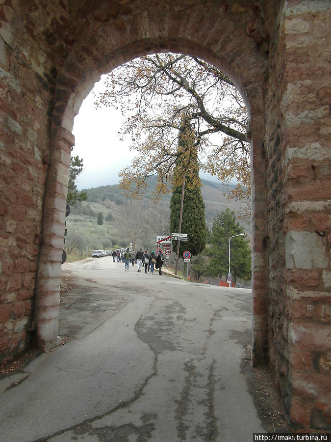 городские ворота Ассизи, Италия