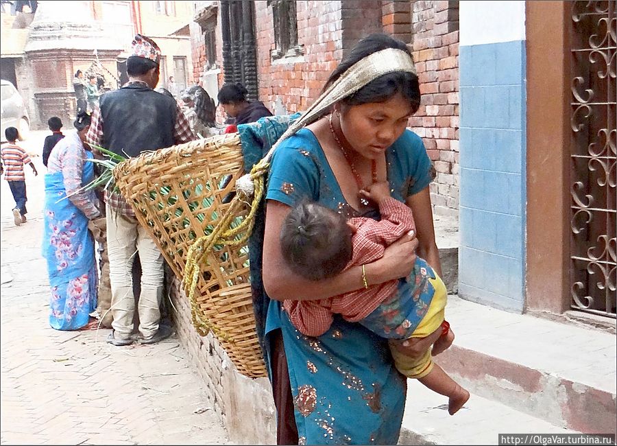 Вот это могла быть мелодраматическая история молодой женщины,  оставшейся одной с ребенком на руках...  Как водится, она его потом потеряет...., а спустя много лет снова обретет уже взрослым... Бхактапур, Непал