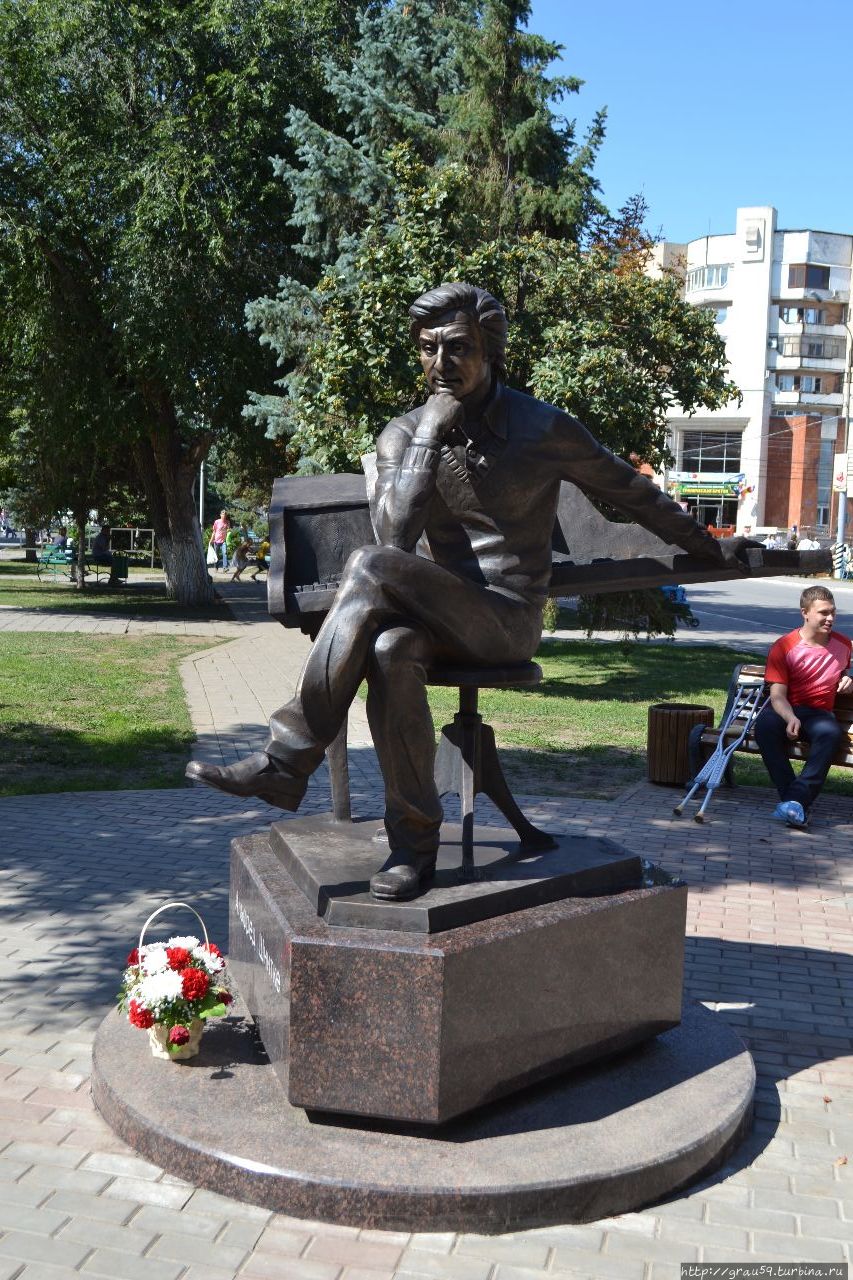 Памятник А.Г. Шнитке Энгельс, Россия