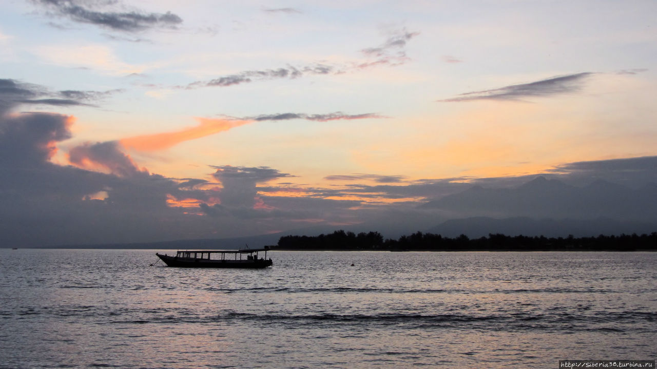 Восход на острове Гили Траванган. Индонезия