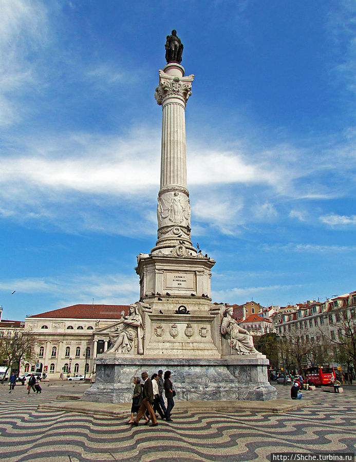 колонна Педро IV по середине площади, имя его площадь носит официально Лиссабон, Португалия