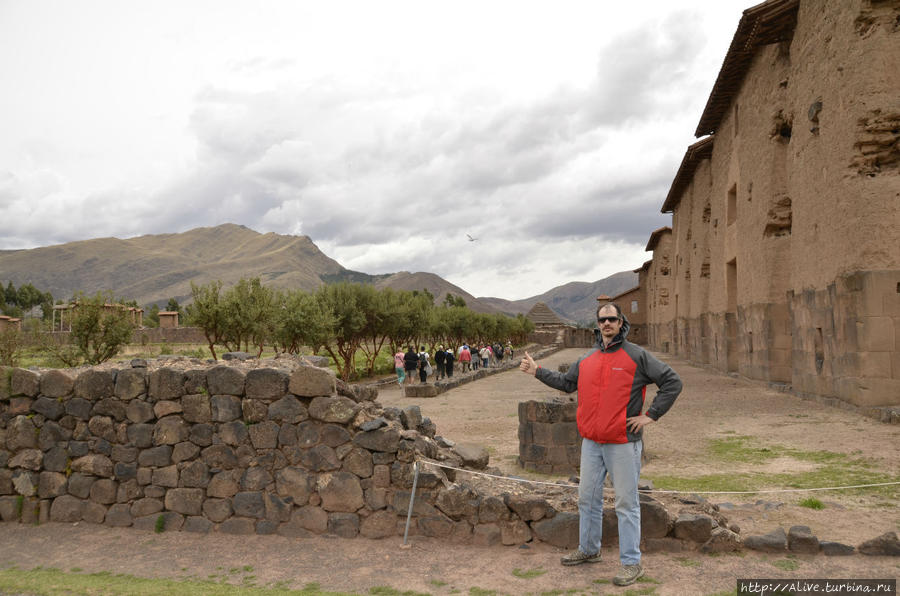 У большого и древнего храма в Ракчи, Перу Перу
