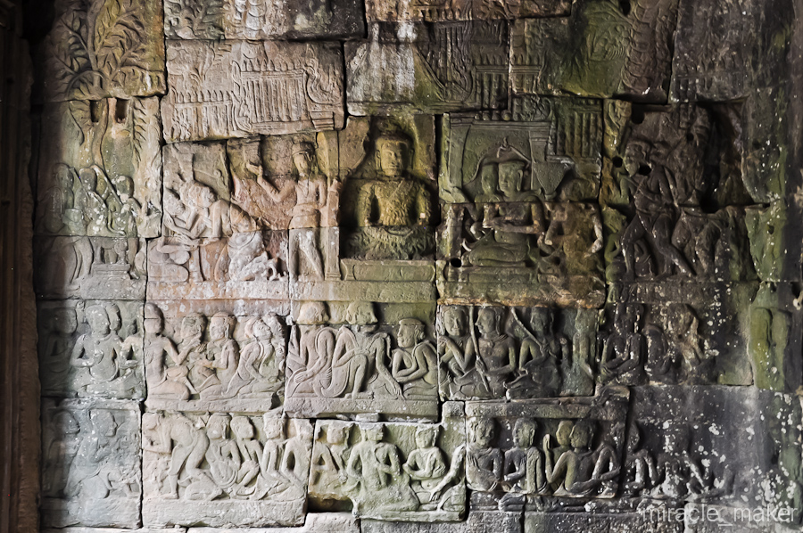 На многочисленных барельефах изображены сцены из повседневной жизни древних кхмеров. Ангкор (столица государства кхмеров), Камбоджа