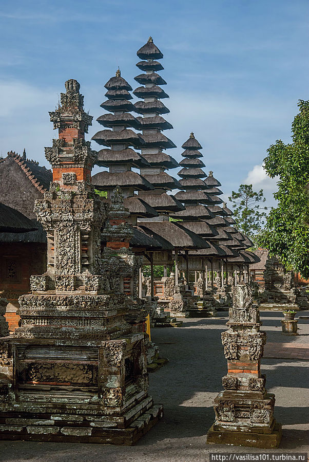 Храм Таман Аюн, утренний и тихий Бали, Индонезия