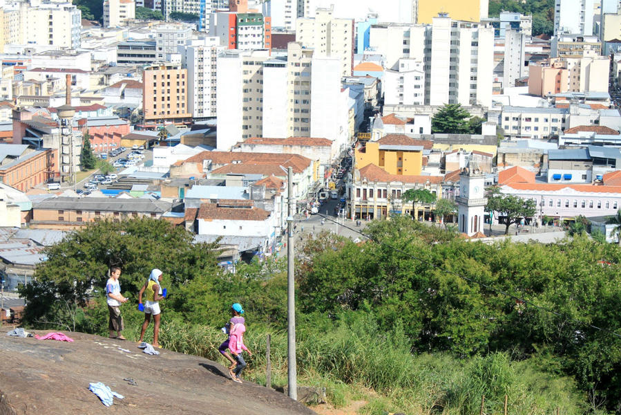 местная детвора может напроситься в кадр, иногда и буквально Жуис-де-Фора, Бразилия