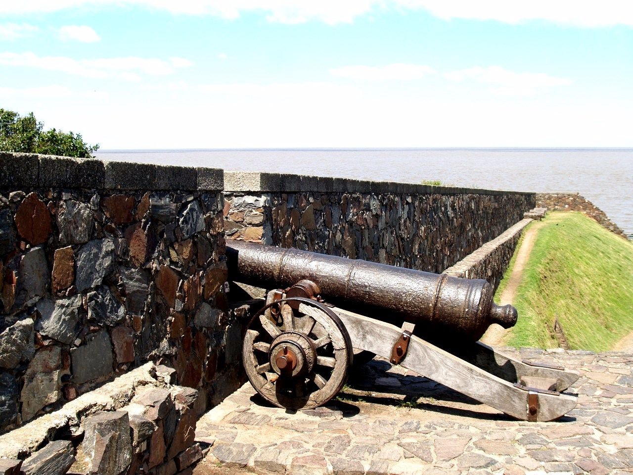 Остатки крепостной стены — Бастион Сан-Мигель Колония-дель-Сакраменто, Уругвай