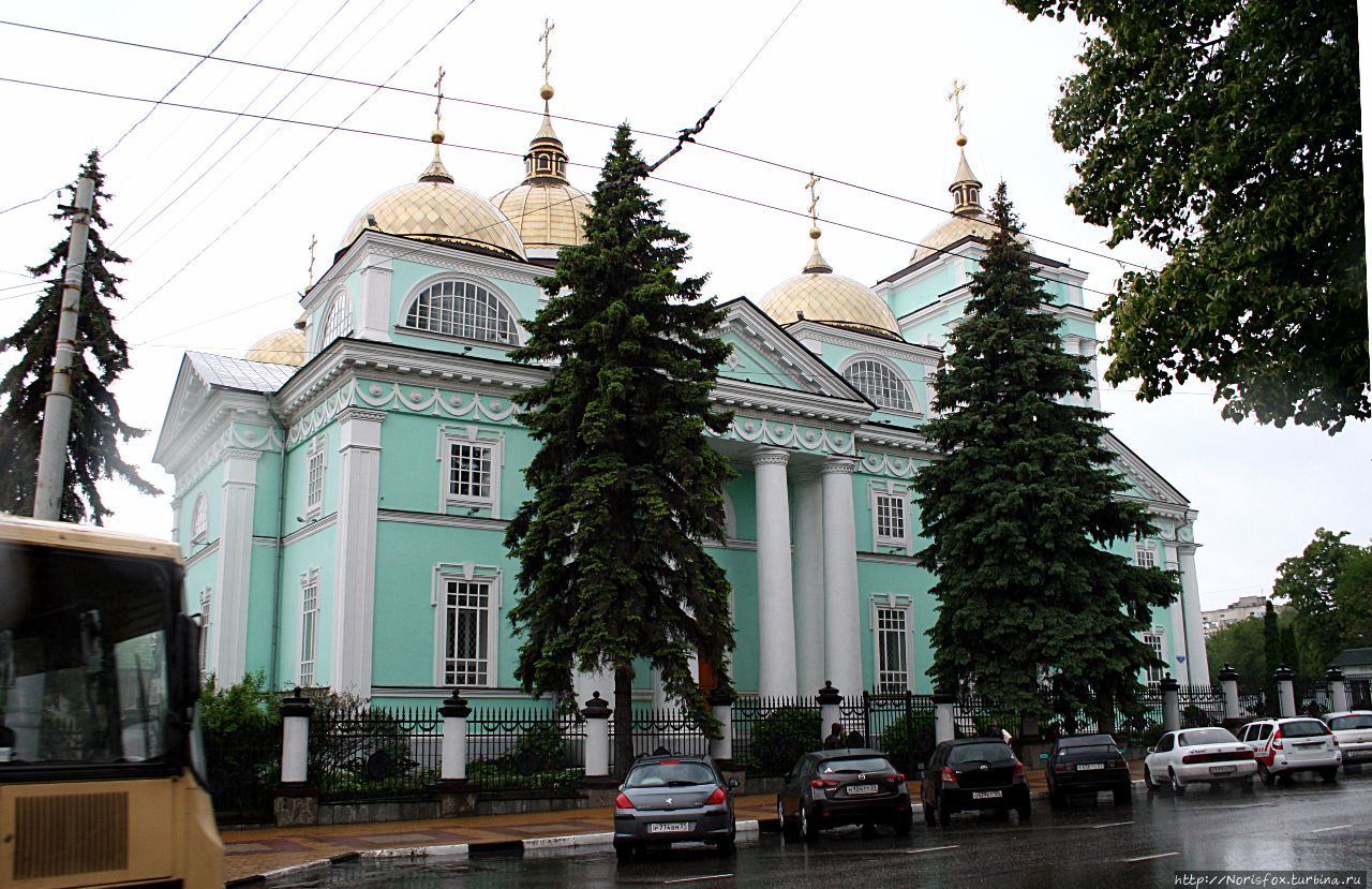 Преображенский собор — главный храм Белгородской и Старооскольской епархии.
В 1813 г. по проекту харьковского архитектора Евгения Алексеевича Васильева на средства прихожан был возведен и освящен каменный собор, построенный в честь победы русской армии над Наполеоном. Белгород, Россия