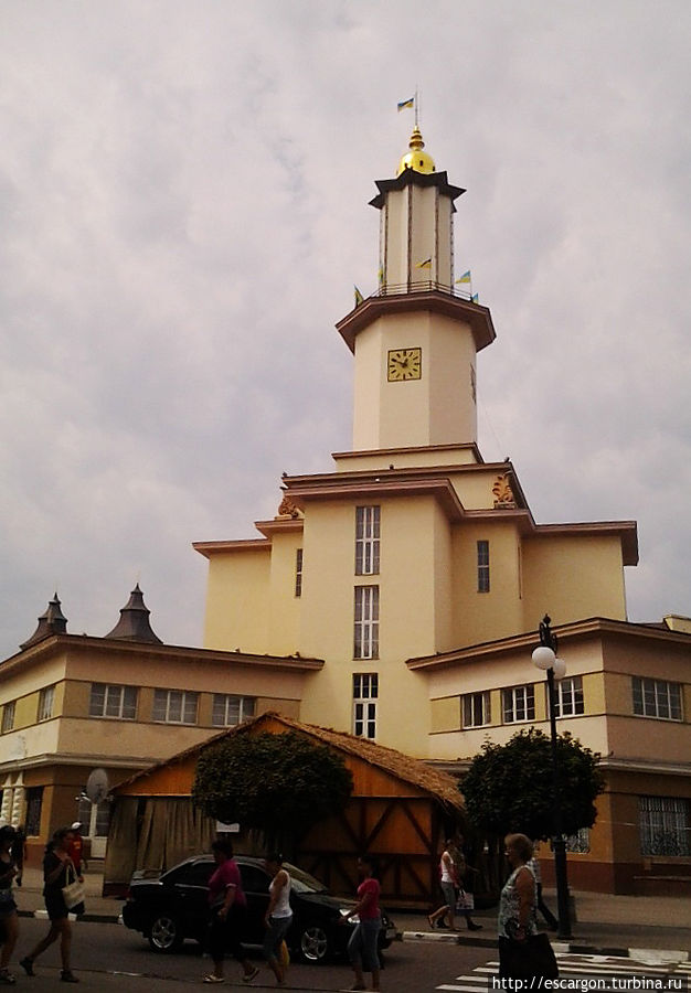 Пятидесятиметровое здание ратуши является, пожалуй, самым узнаваемым символом Ивано-Франковска — это единственная ратуша на Украине, построенная в стиле модерн(1935г.). Первая ратуша здесь была построена в XVII столетии, но перестраивали ее неоднократно. В ратуше открыт Краеведческий музей. Пятидесятиметровое здание ратуши является, пожалуй, самым узнаваемым символом Ивано-Франковска — это единственная ратуша на Украине, построенная в стиле модерн(1935г.). Первая ратуша здесь была построена в XVII столетии, но перестраивали ее неоднократно. В ратуше открыт Краеведческий музей.