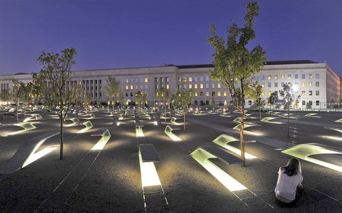Мемориал погибшим 11 сентября у Пентагона. Найдено в сети Вашингтон, CША