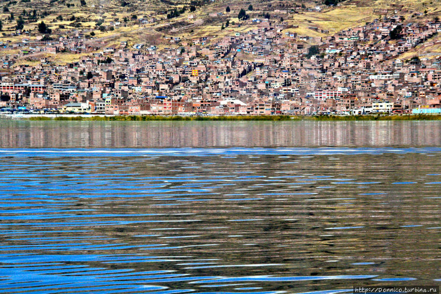 Небесно-синее в белых перьях озеро Титикака Озеро Титикака, Перу