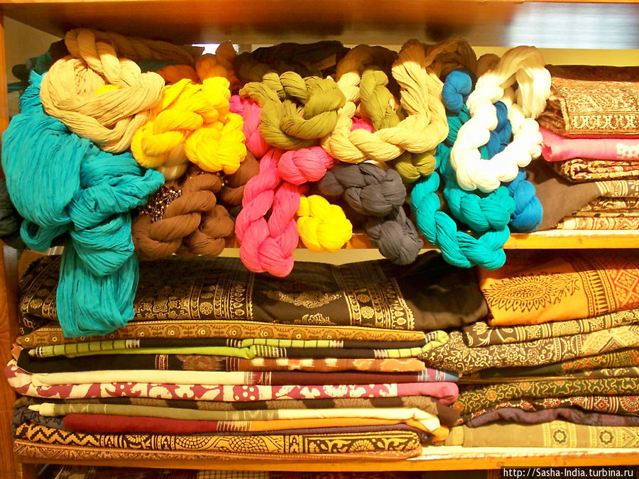 Помимо сари можно купить разные аксессуары к ним (шарфики и пр.) Дели, Индия