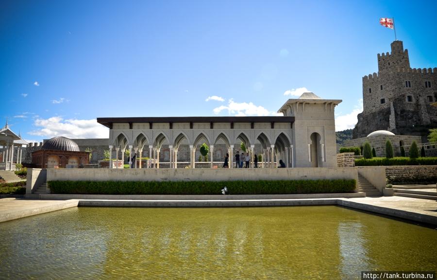 Напротив беседки находится крытая галерея в мавританском стиле и мечеть Ахмедие. Ахалцихе, Грузия