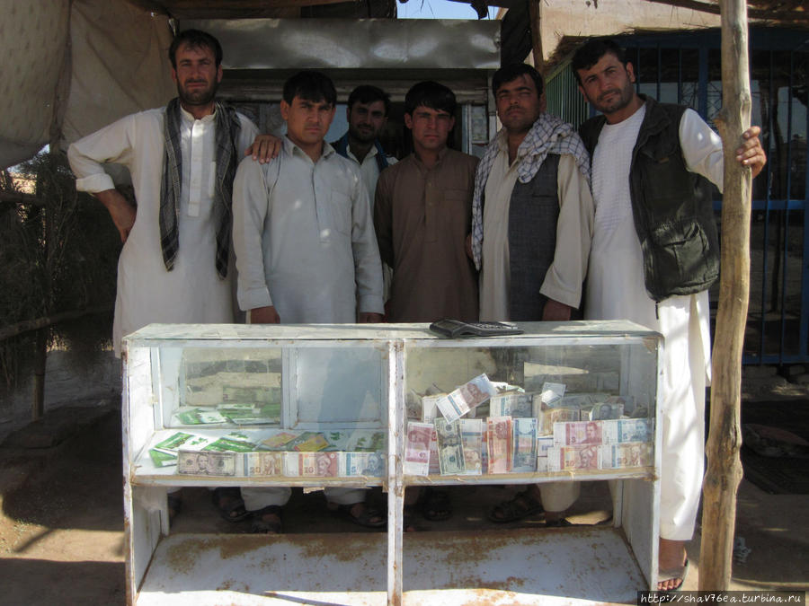 обмен валюты на границе в Нижнем Пяндже Афганистан