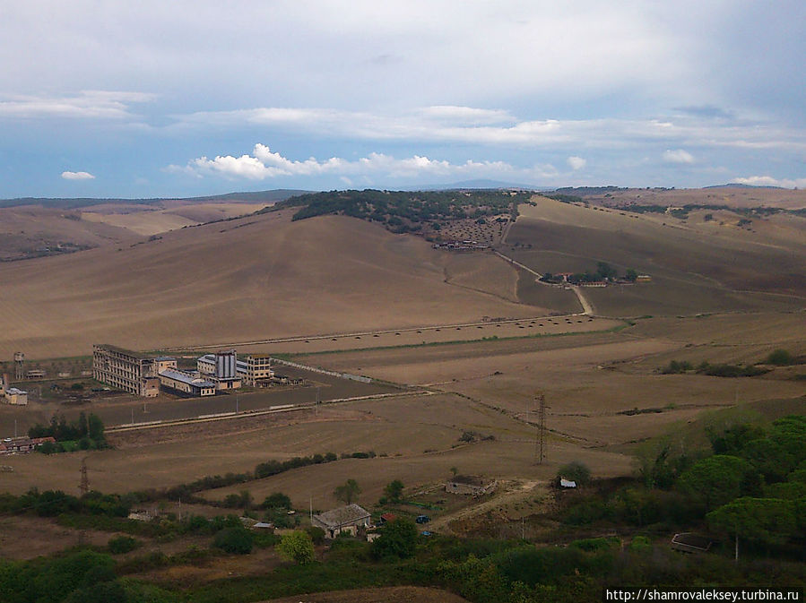 Тарквиния. Под кронами деревьев Данте Алигьери Тарквиния, Италия Тарквиния. Под кронами деревьев Данте Алигьери Тарквиния, Италия