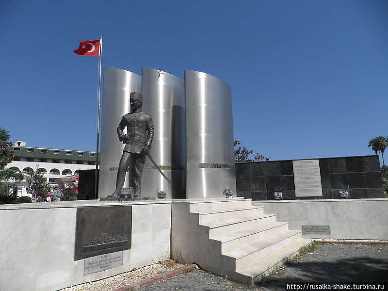 Памятник Мустафе Эртургулу Кемер, Турция