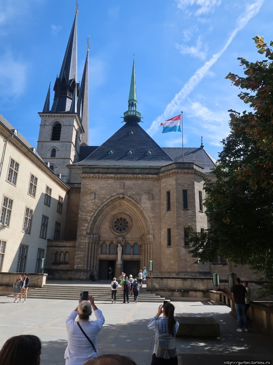 Собор Нотр-Дам или Собор Люксембургской Богоматери расположен рядом с мемориалом (в Люксембурге практически всё рядом,исторический центр города очень компактный). Люксембург, Люксембург
