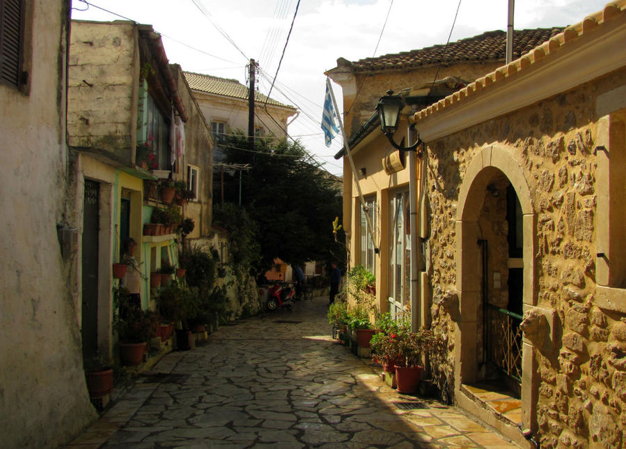Прежде, чем брать в аренду авто, подумайте о ширине улиц в городках. Корфу, остров Корфу, Греция