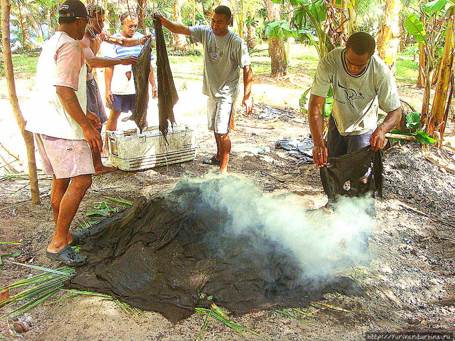 Покрываем уложенные продукты еще и мокрыми тряпками Остров Дравака, Фиджи