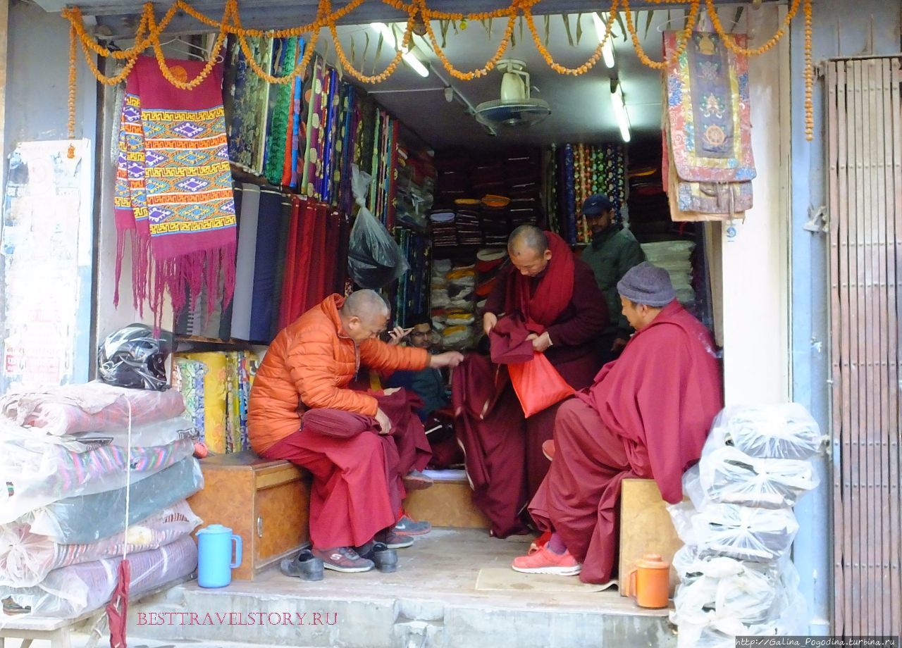 Монахи в лавке тканей Сагарматха Национальный Парк, Непал