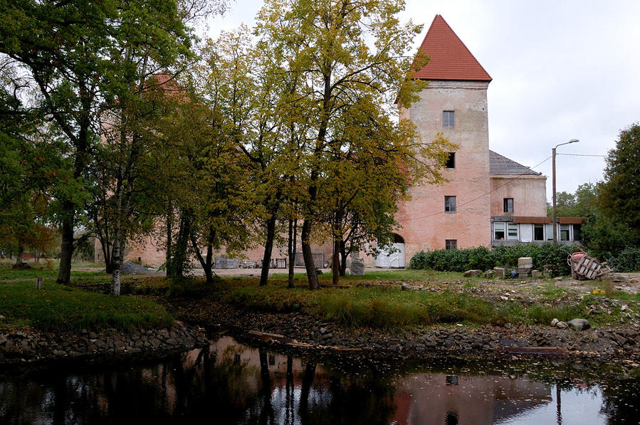 Пруд у замка Колувере Колувере, Эстония