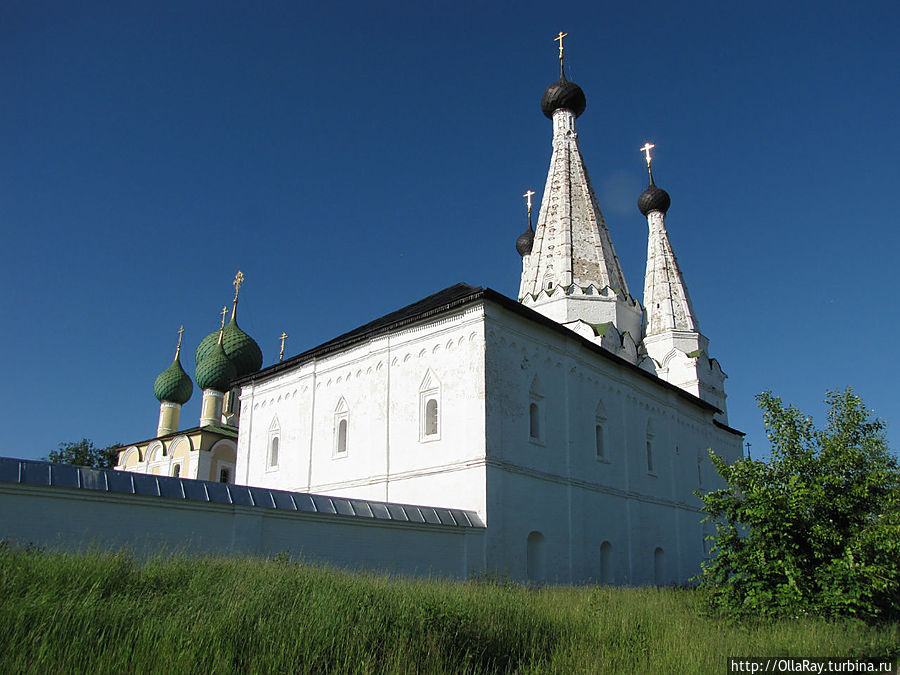 Алексеевский женский монастырь. Церковь Успения Пресвятой Богородицы (1628) и Церковь Усекновения главы Иоанна Предтечи (1681). Углич, Россия