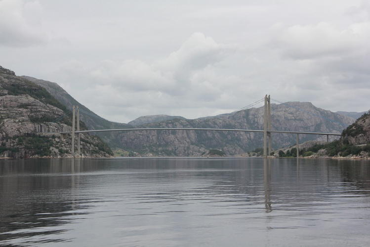 Мост на входе в Люсефьорд