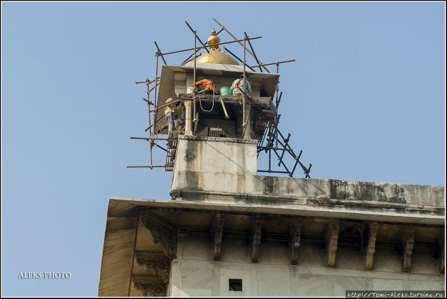 Рабочие не спеша занимаются реставрацией объекта Всемирного наследия Юнеско... Агра, Индия