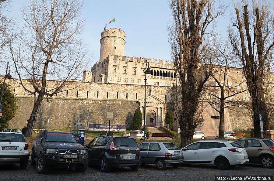 Piazza della Mostra напротив замок Буонконсильо (Castello del Buonconsiglio)