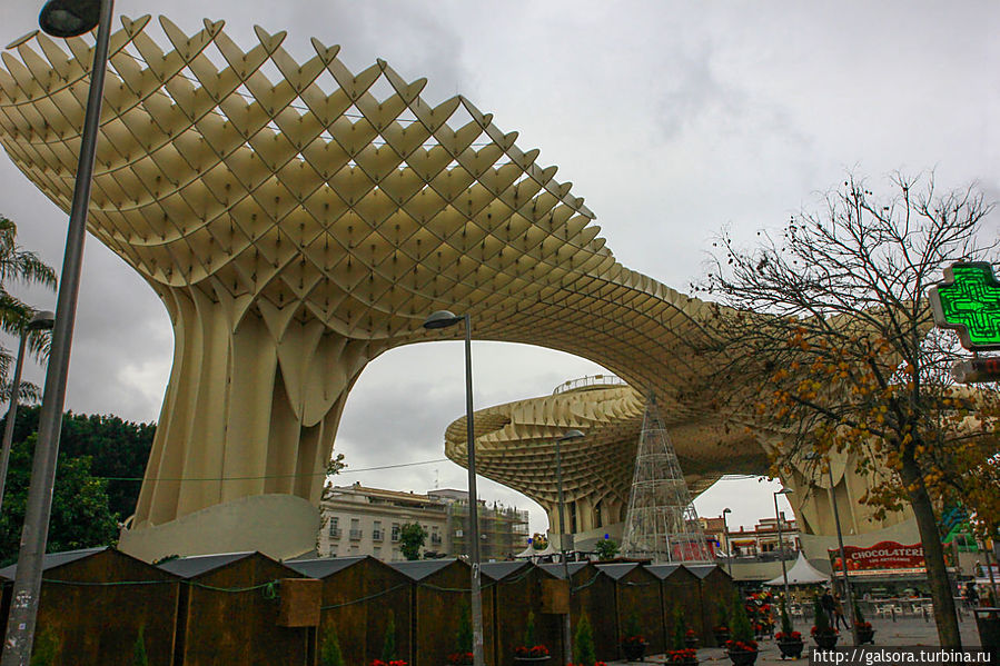 Metropol Paraso. Деревянное сооружение на площади Ла Энкарнасьон в старом квартале Севильи Севилья, Испания