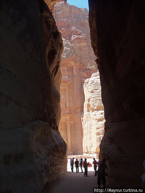 Наш веселый гид , чуть не доведя нас до этого места, попросил стать гуськом возле левой стены. Затем закрыть глаза и перейти к правой стенке, открыть глаза. Мы открыли и ахнули ! Видно мало, но .................! Наш веселый гид , чуть не доведя нас до этого места, попросил стать гуськом возле левой стены. Затем закрыть глаза и перейти к правой стенке, открыть глаза. Мы открыли и ахнули ! Видно мало, но .................!