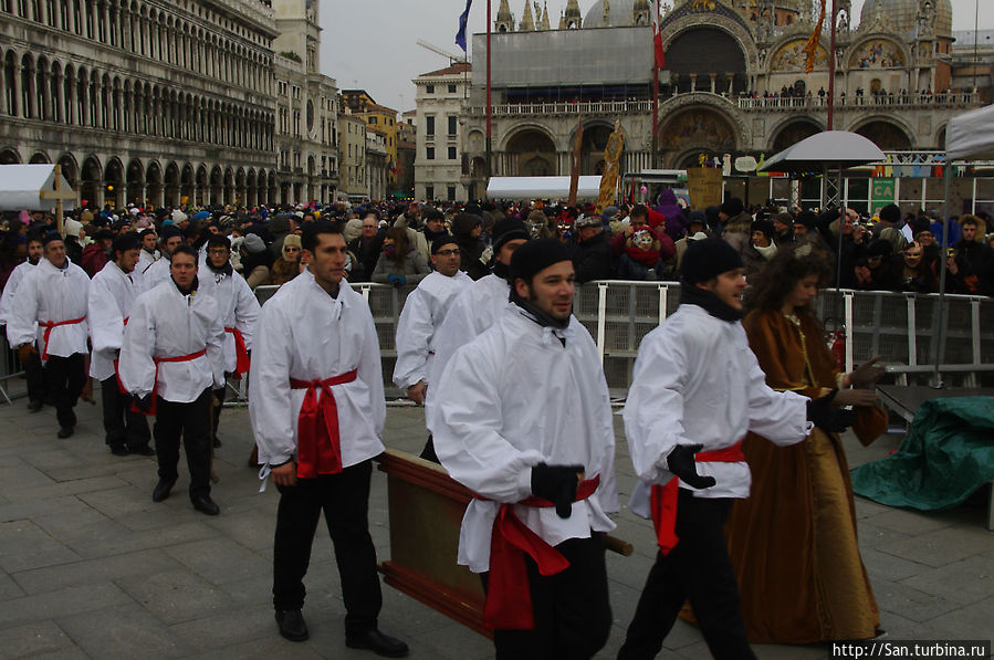 Несут девушек на специальных носилках,но силы и выносливости юношей никто не отменял.Наверное, больновато... Несут девушек на специальных носилках,но силы и выносливости юношей никто не отменял.Наверное, больновато...