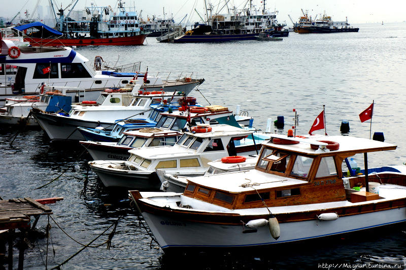 Малознакомая  часть  набережной  Стамбула Стамбул, Турция