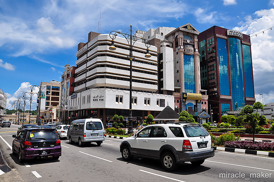 В центре расположен деловой квартал с офисными зданиями, банками и прочими учреждениями. Бандар-Сери-Бегаван, Бруней