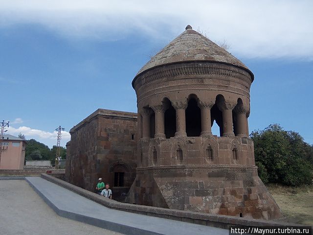 Гробница эмира Байиндыра,  Построена на средства жены. Ван, Турция