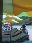 Женщина следит за лежаками... Место под зонтиком стоит 50 рупий....