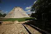 Небольшой подъём на холм, взгляду открывается вид на 37 метровую пирамиду. Пирамида Волшебника — Piramide del Adivino, по-испански.
