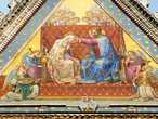 На верхнем фронтоне Иисус венчает свою мать на Царство Небесное. Очень красивый синий камень.