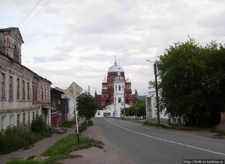 Вид с улицы Чернышевского на собор Уржум, Россия