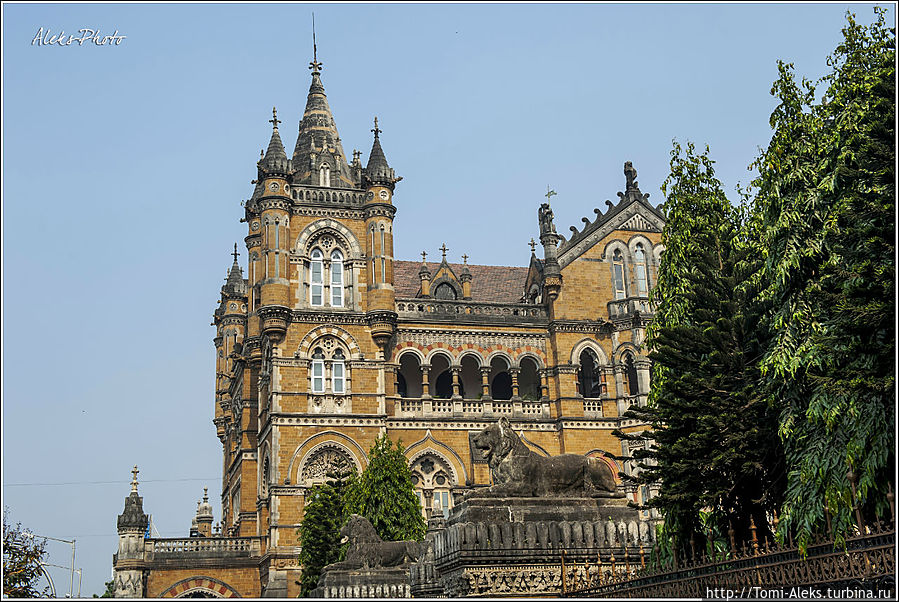 Здание поражает своей роскошью...
* Мумбаи, Индия