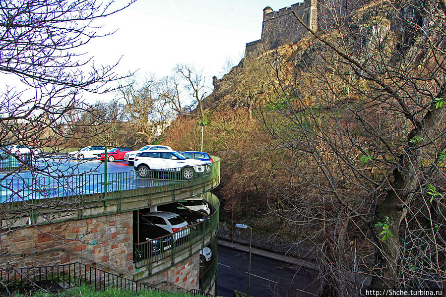 так выглядит стоянка возле замка, она со стороны Уэст-Энд Эдинбург, Великобритания