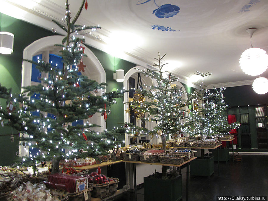 Один из залов магазина посвящён новогодней тематике. Аромат живых елей был бесподобен! Копенгаген, Дания