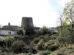 А за мечетью проход к башне средневековой крепости Алустон