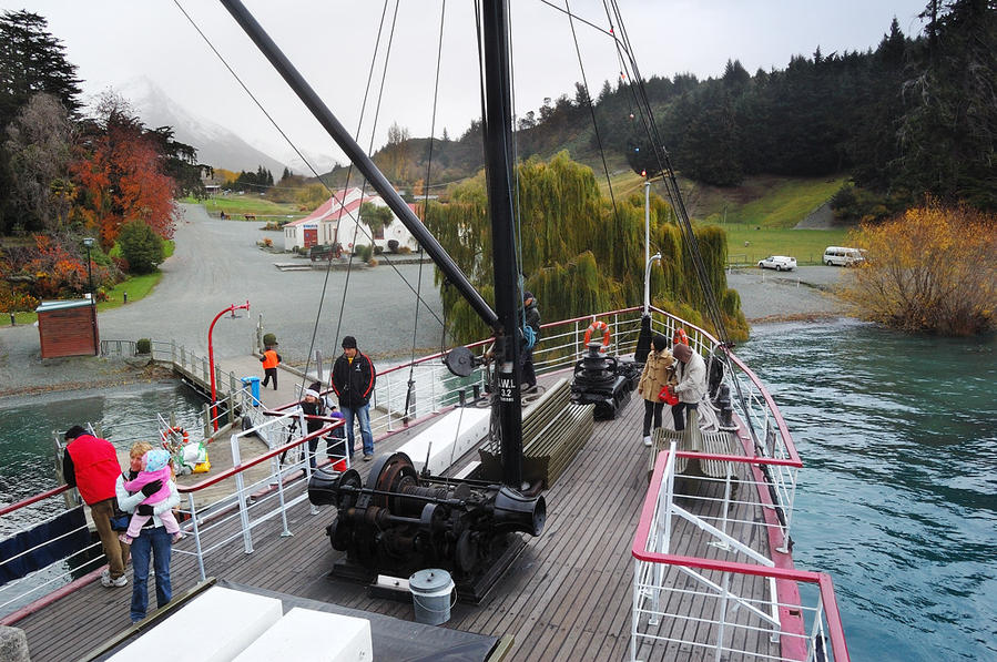 На кораблике по озеру Уакатипу Квинстаун, Новая Зеландия