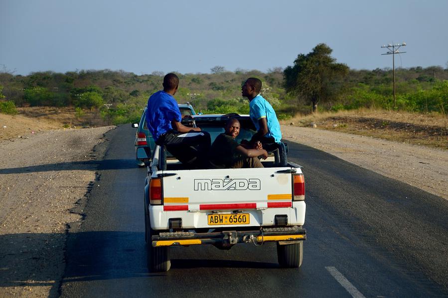 Зимбабвийцы на Мазде. Движение в Зимбабве — тоже левостороннее Булавайо, Зимбабве