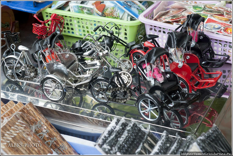 Мотоциклы, рикши и прочие колесные сооружения — это вьетнамское все. Впрочем, здесь вьеты не оригинальны. Практически вся Азия плотно сидит на колесах (в хорошем смысле этого слова). Поэтому среди сувениров здесь всегда можно видеть велосипедики и коляски всех мастей... Ханой, Вьетнам