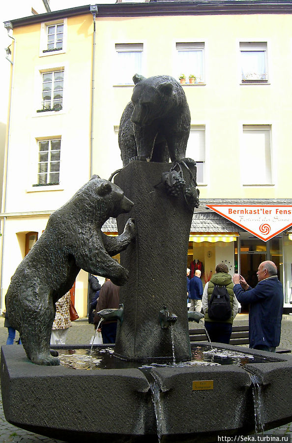 Bärenbrunnen. Фонтан медведей. Это же животное красуется на гербе города Бернкастель-Кюс, Германия