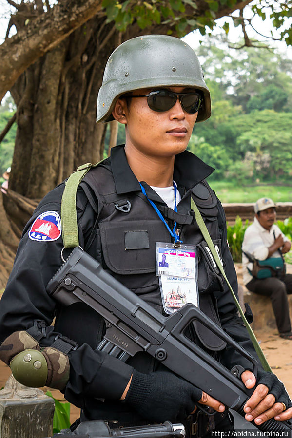 Полицейский у входа в храм Полицейский у входа в храм